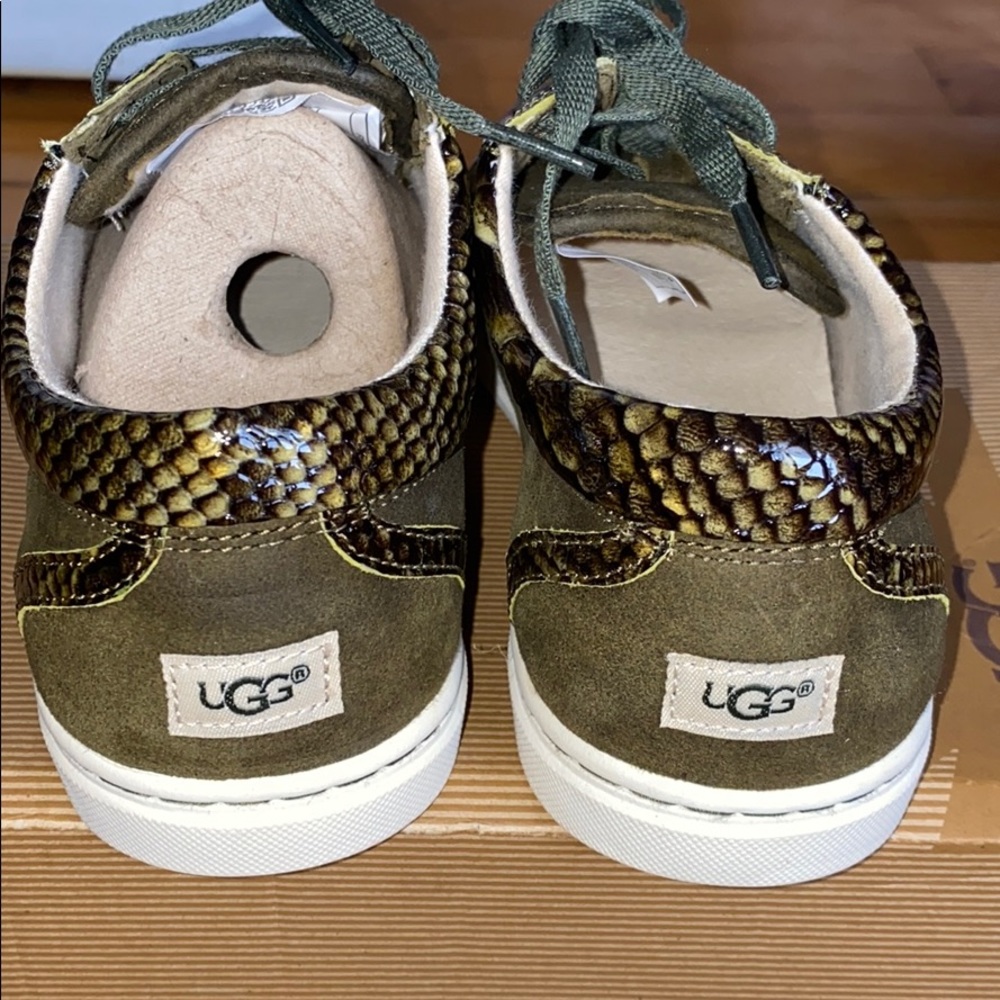 UGGS - Picture 4 of 5